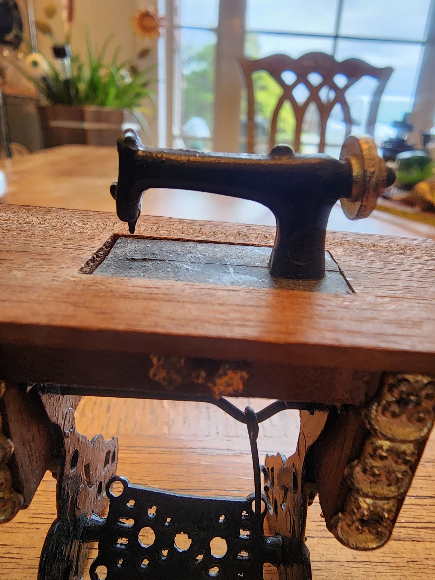 Vintage miniature sewing machine & cabinet