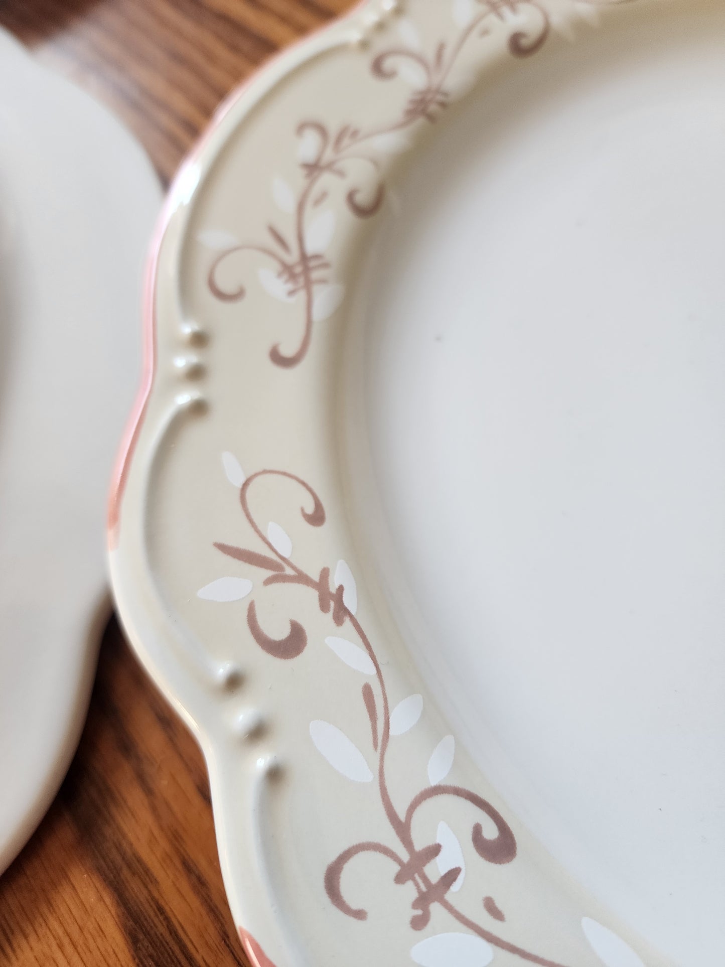 Pfaltzgraff Victoria Park Dinner Plates - Set of 4 - Scalloped Edge Cream & Pink Floral