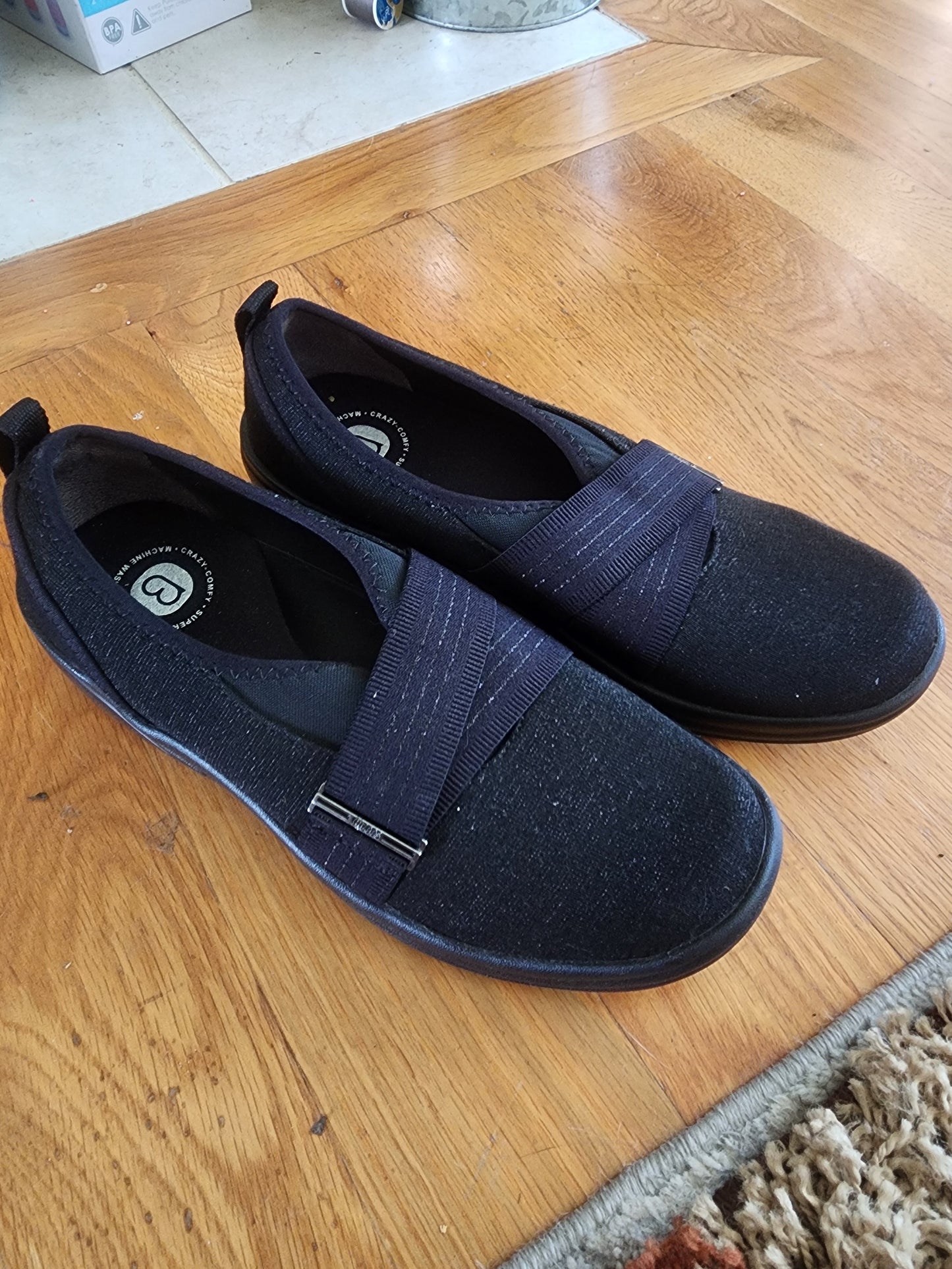 Women's Niche III Black slip-on from LifeStride. Size 8