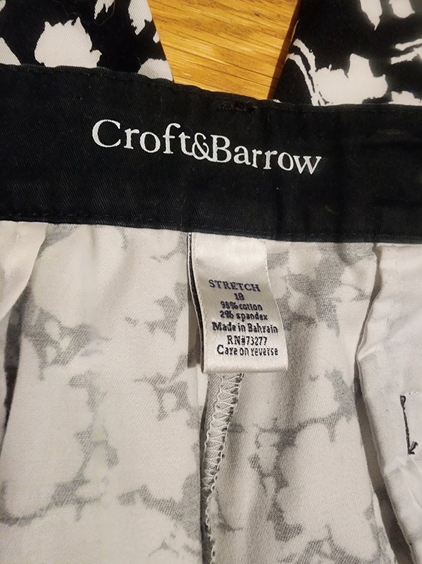 Croft & Barrow black and white floral Capris size 18