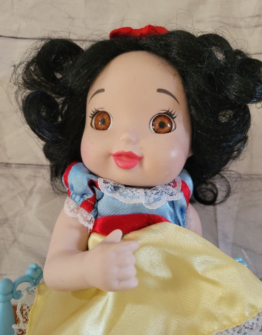 2006 DISNEY PRINCESS ROYAL NURSERY Porcelain Doll BABY Snow White