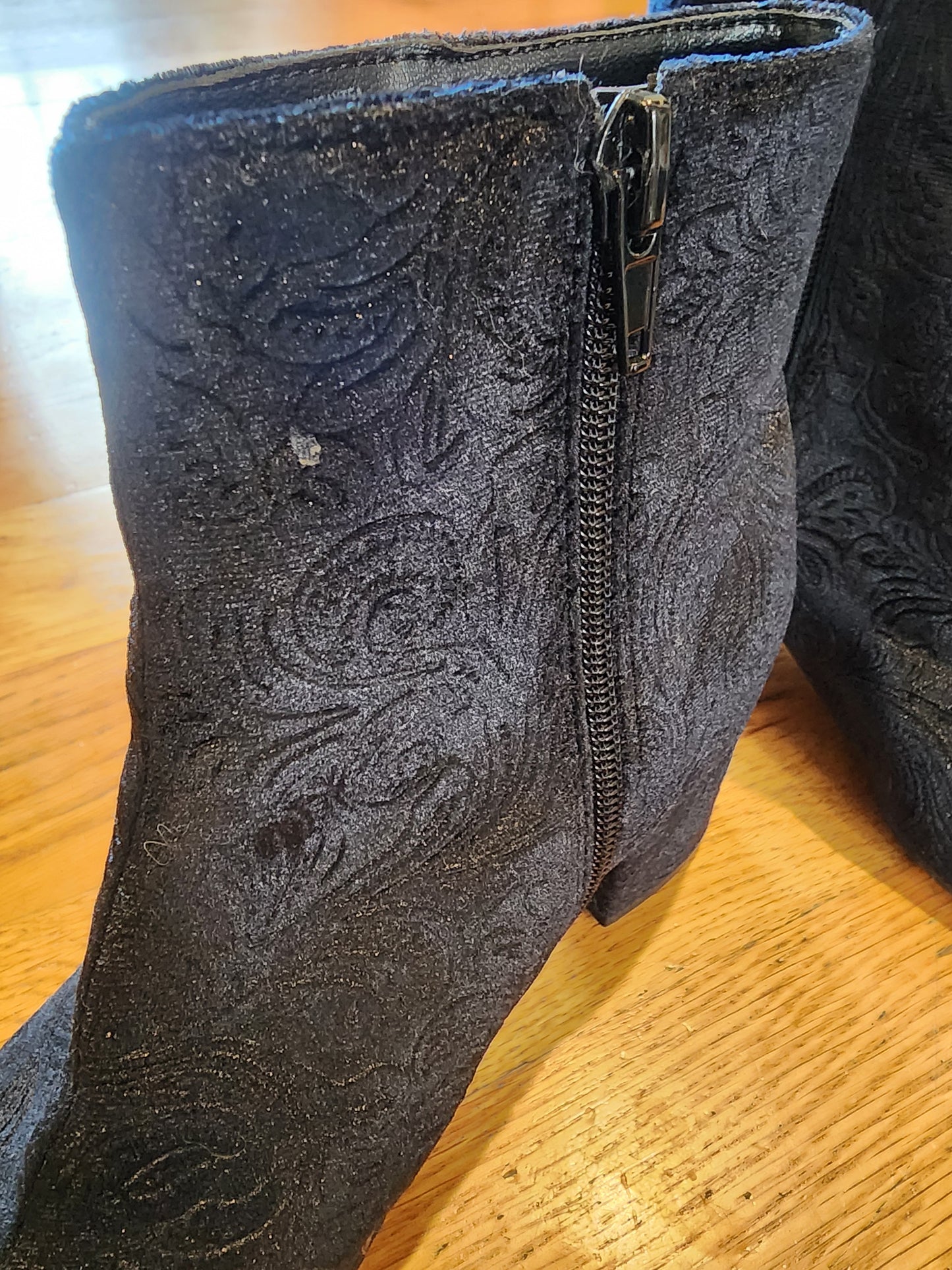 UNISA black velvet paisley embossed Boots size 8
