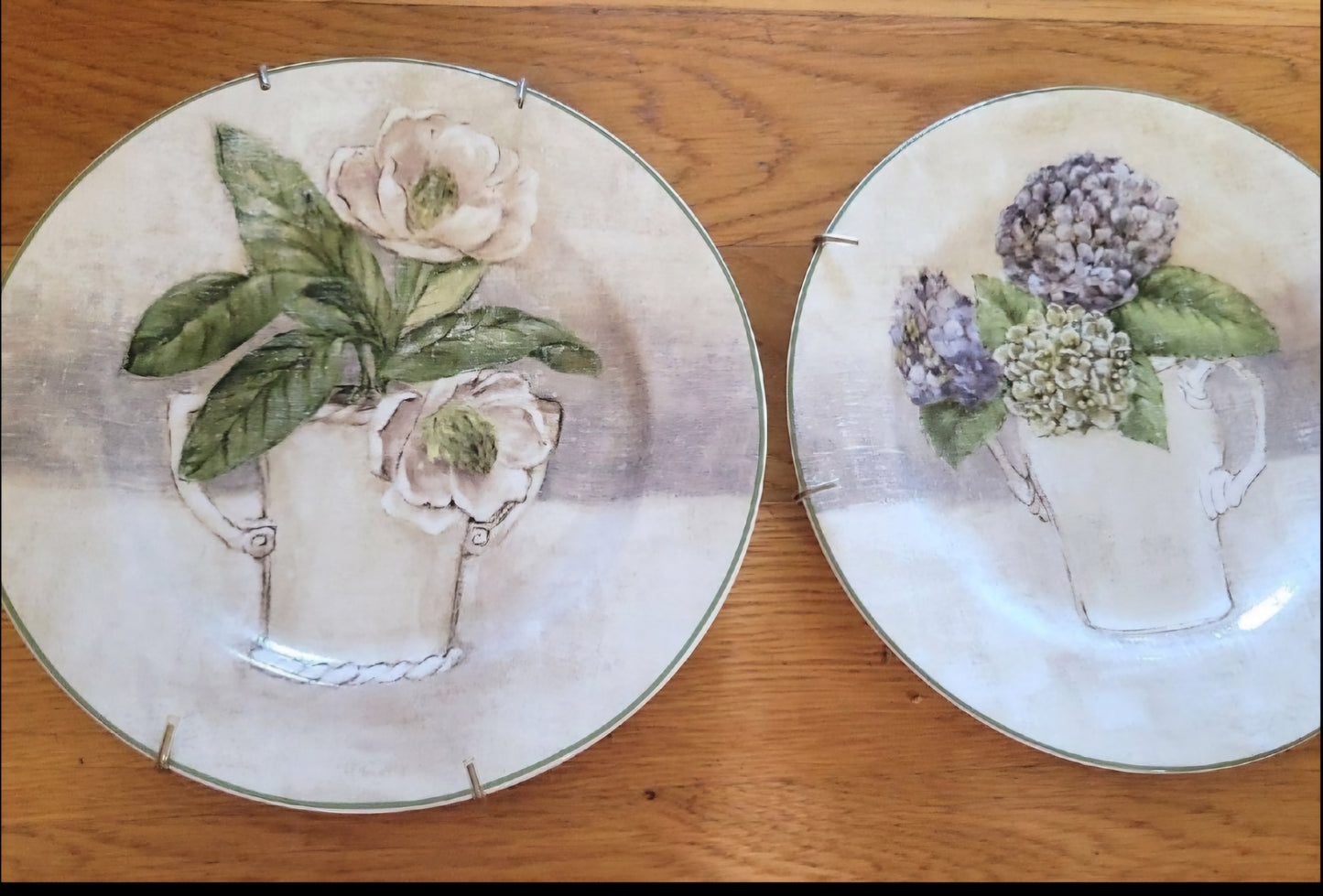 American Atelier 8" Plate Decor with brass hangers new in box