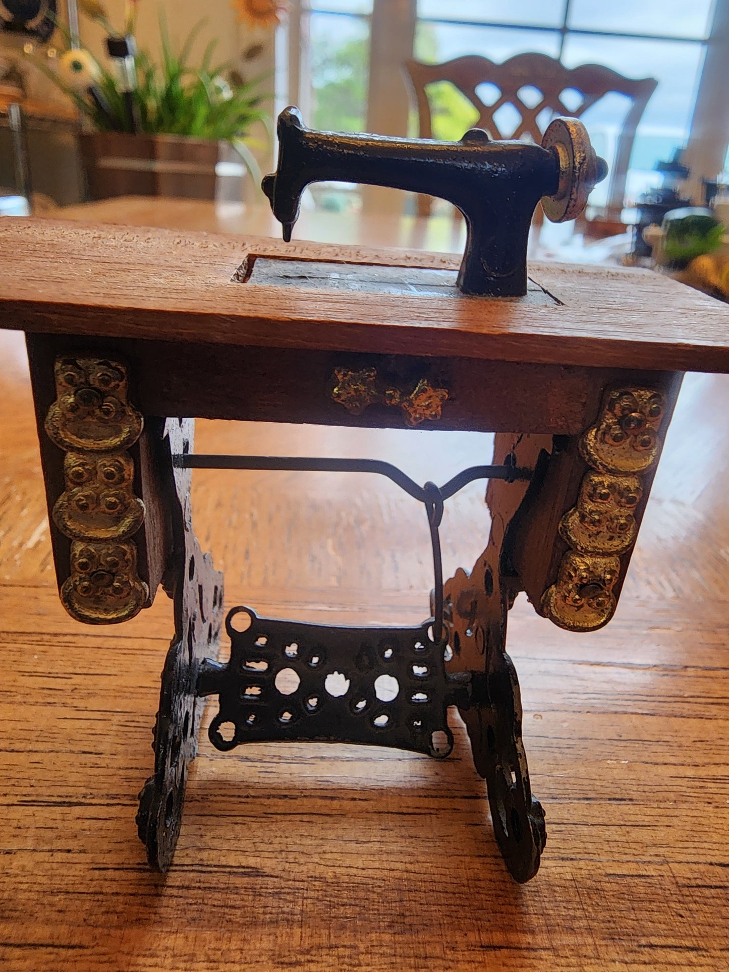 Vintage miniature sewing machine & cabinet