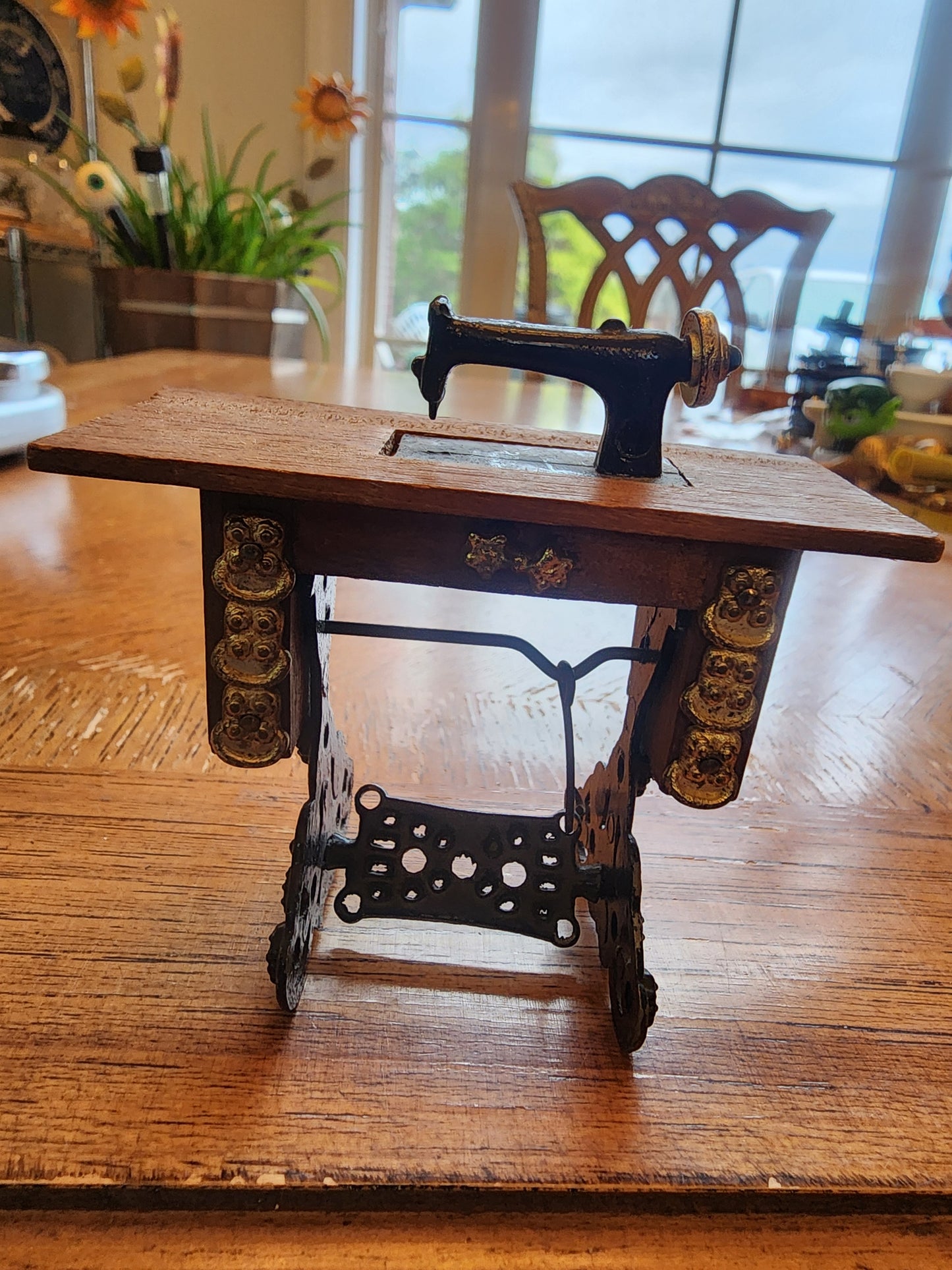 Vintage miniature sewing machine & cabinet