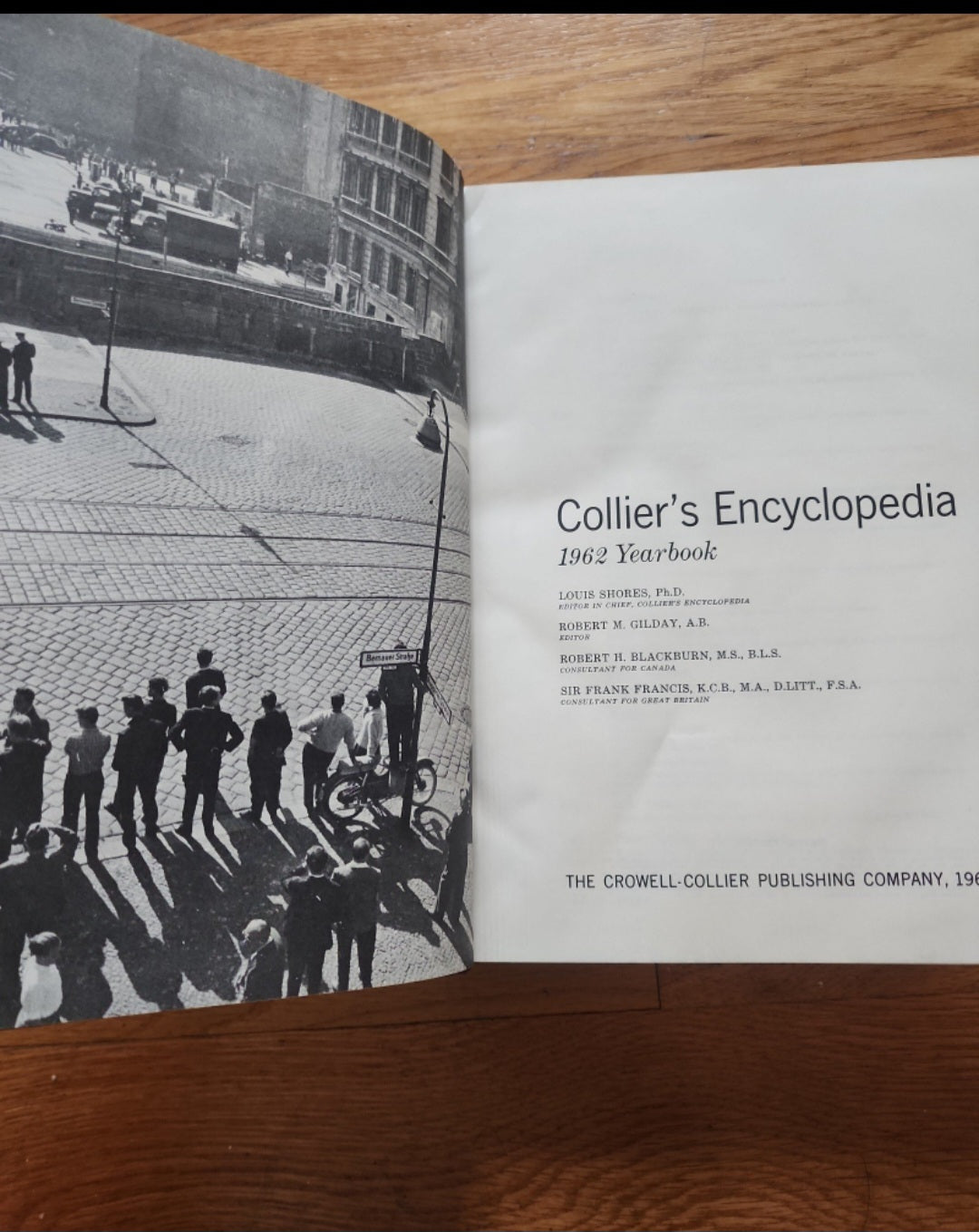 Vintage 1962 Collier’s Encyclopedia Yearbook Book covering the Year 1961