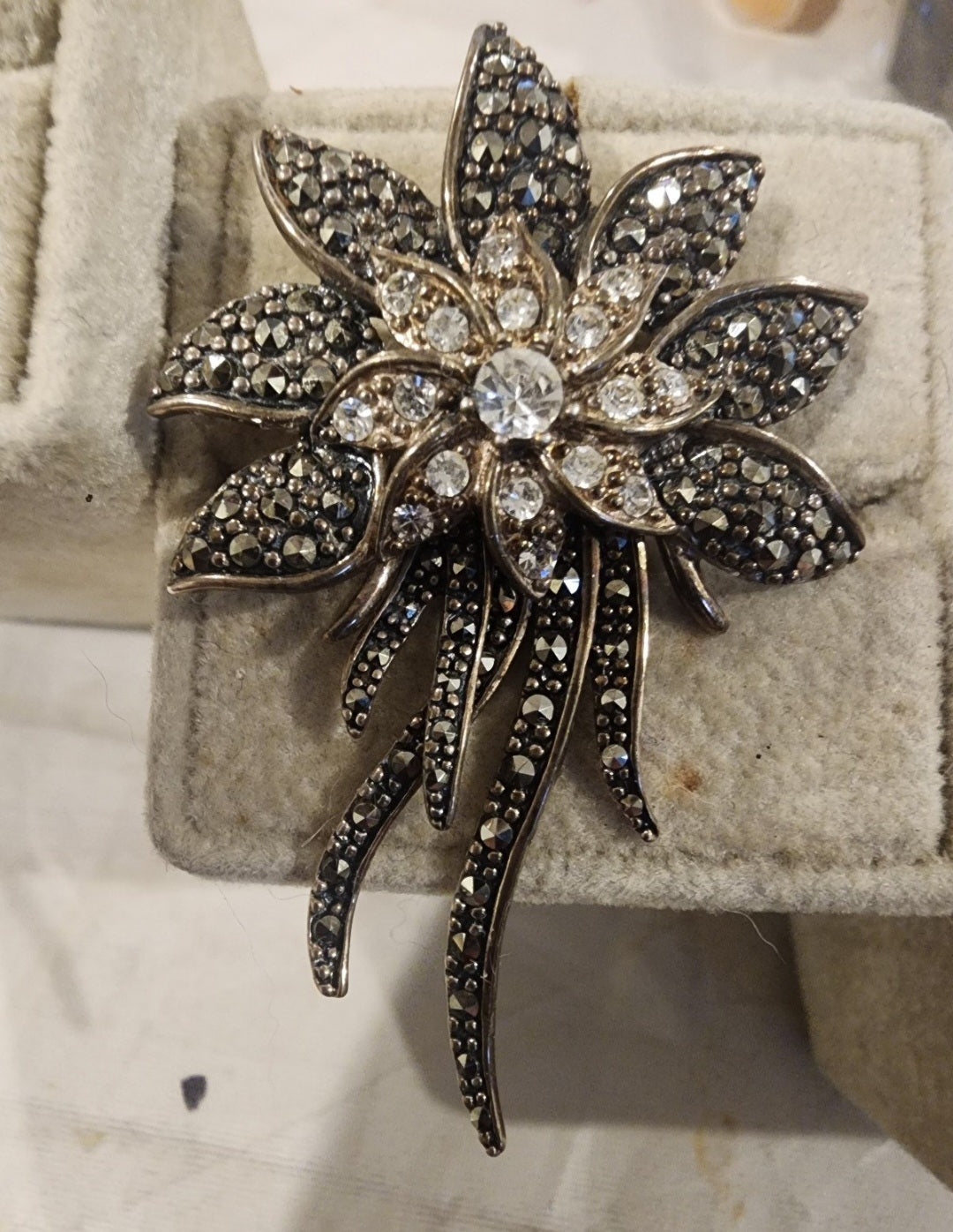 Stunning sterling Silver Pendant showcases an intricately detailed flower