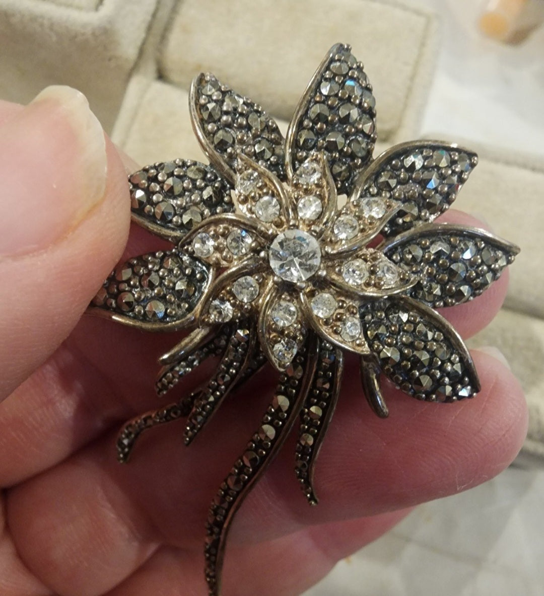 Stunning sterling Silver Pendant showcases an intricately detailed flower