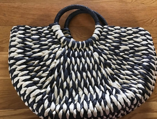 Chic and Spacious Straw Tote - Perfect for Summer!