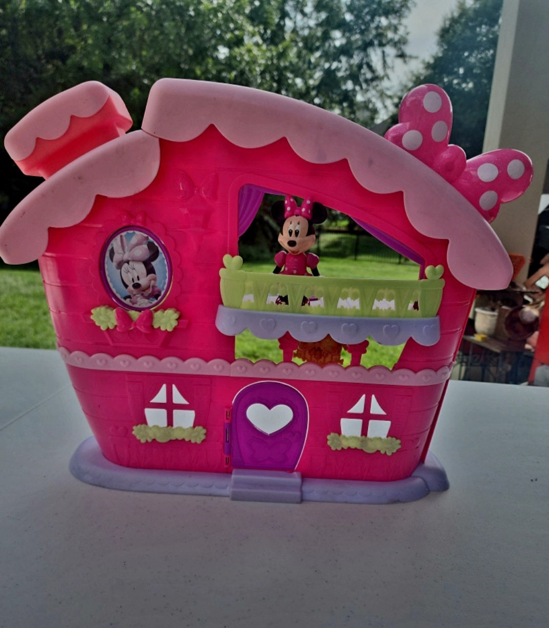 Disney Junior's Minnie Mouse Bowfabulous Home Talks & plays  & Disney Doorables