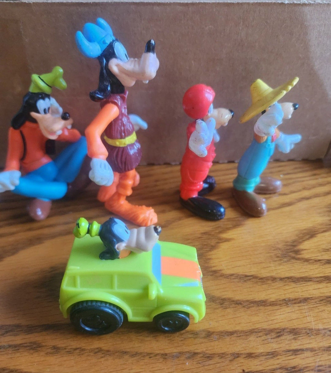 Vintage Disney Goofy figure Set ane ond pull and go car