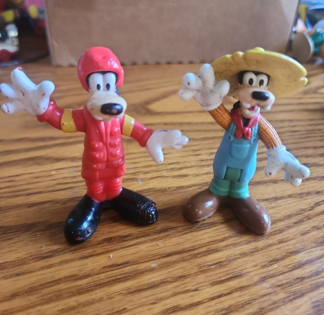 Vintage Disney Goofy figure Set ane ond pull and go car