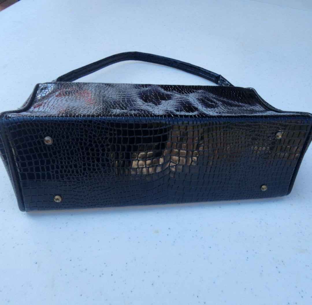 Vintage Dover Leather Handbag. Snap closure, Inside zippered compartment