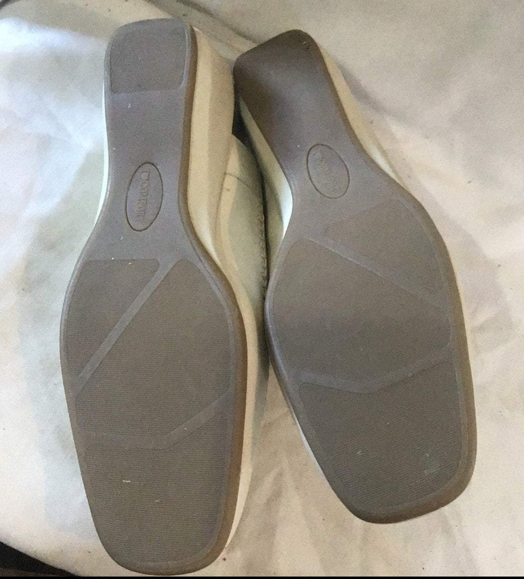 Women's leather cream shoes, i love comfort  size 9