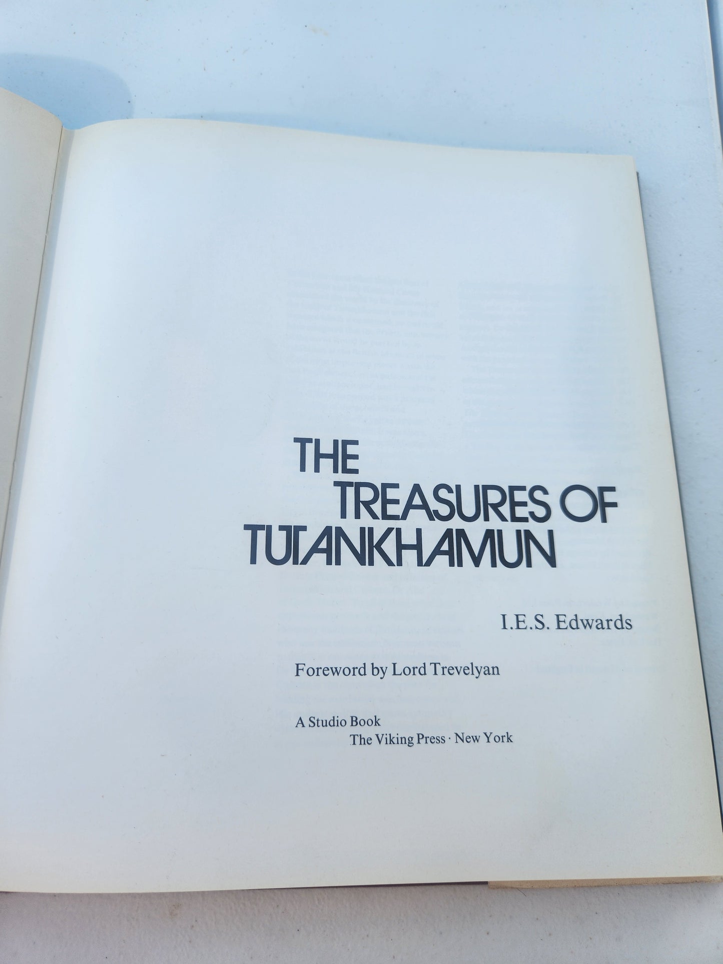 THE TREASURES OF TUTANKHAMUN by I. E. S. Edwards Hardcover 1974 archaeology