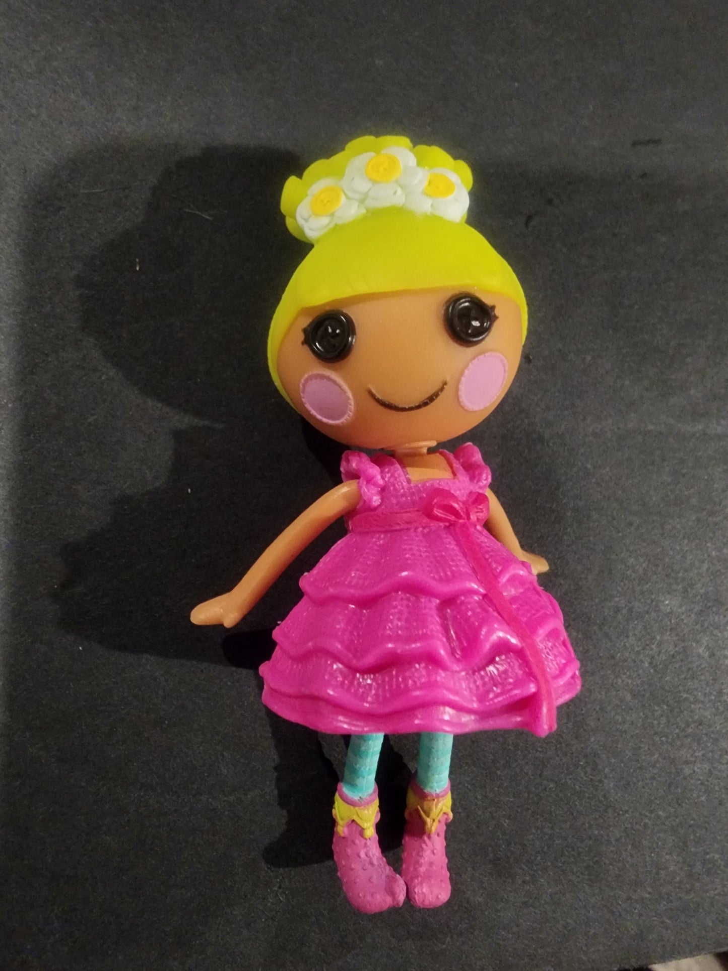 Lalaloopsy mini doll Pix E. Flutters comes with her adorable little bee and accessories 6 piece set