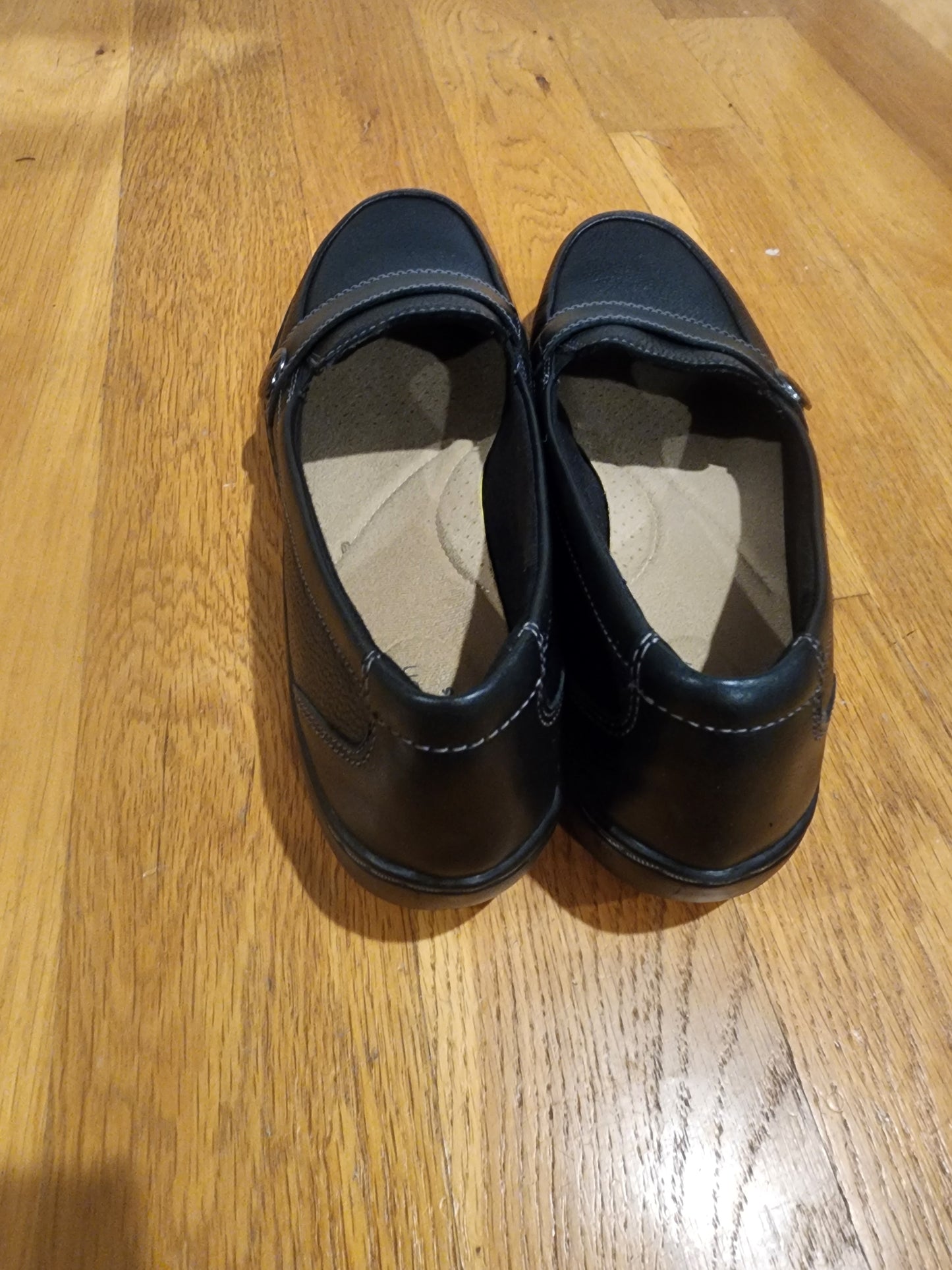 Clarks Women's Cora Daisy Loafer Black Tumbled Leather 8