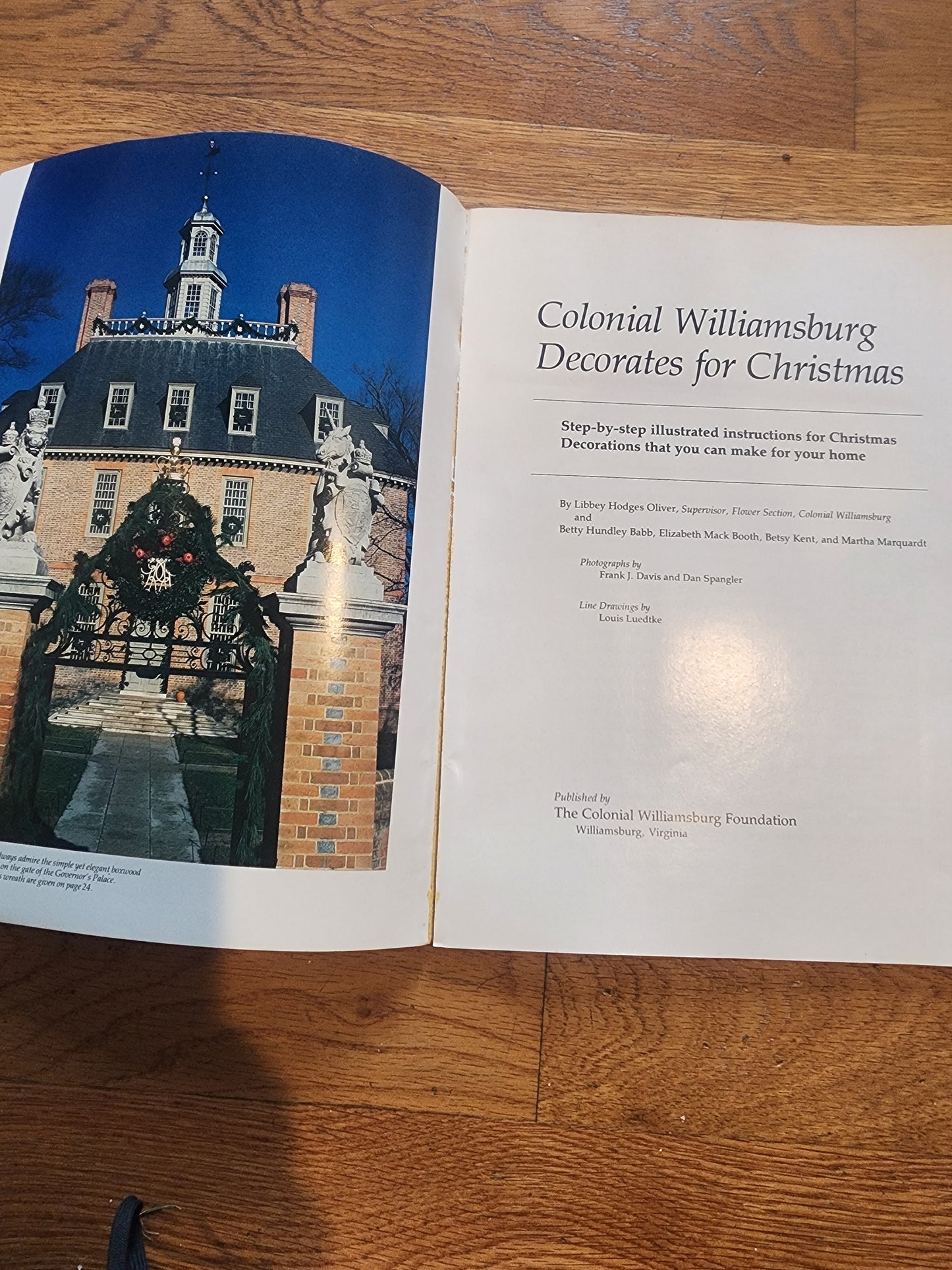 Colonial Williamsburg Decorates for Christmas Step-by-Step Crafts 1981