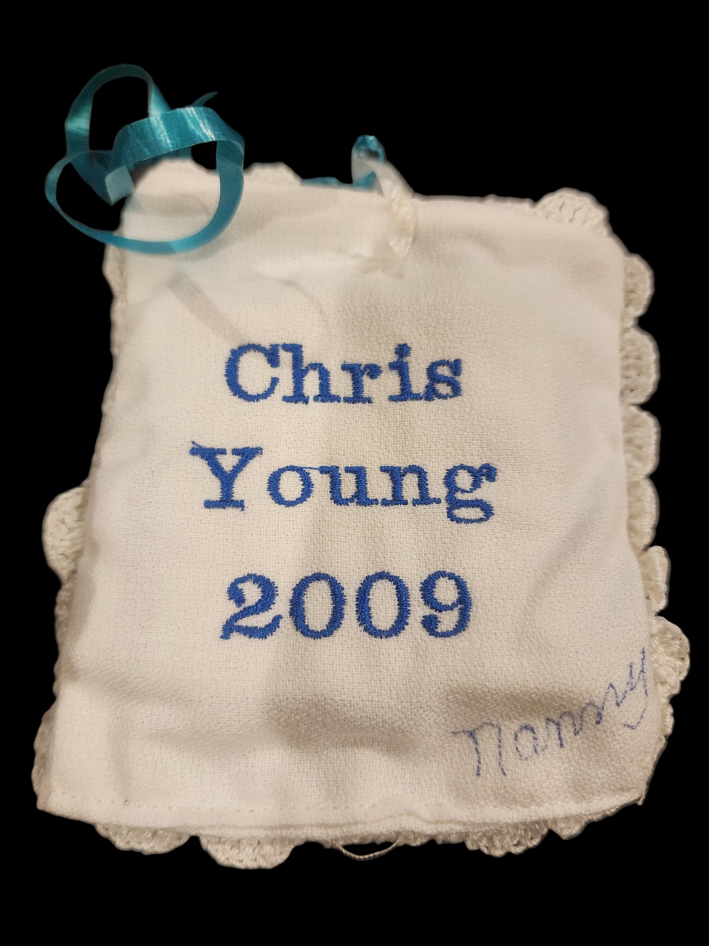 CHRIS YOUNG COUNTRY MUSIC STAR MEMORABILIA: 4 HANDMADE SMOCKED
CHRISTMAS ORNAMENTS + 2009 SIGNED PIECE - MADE BY HIS NANNY!