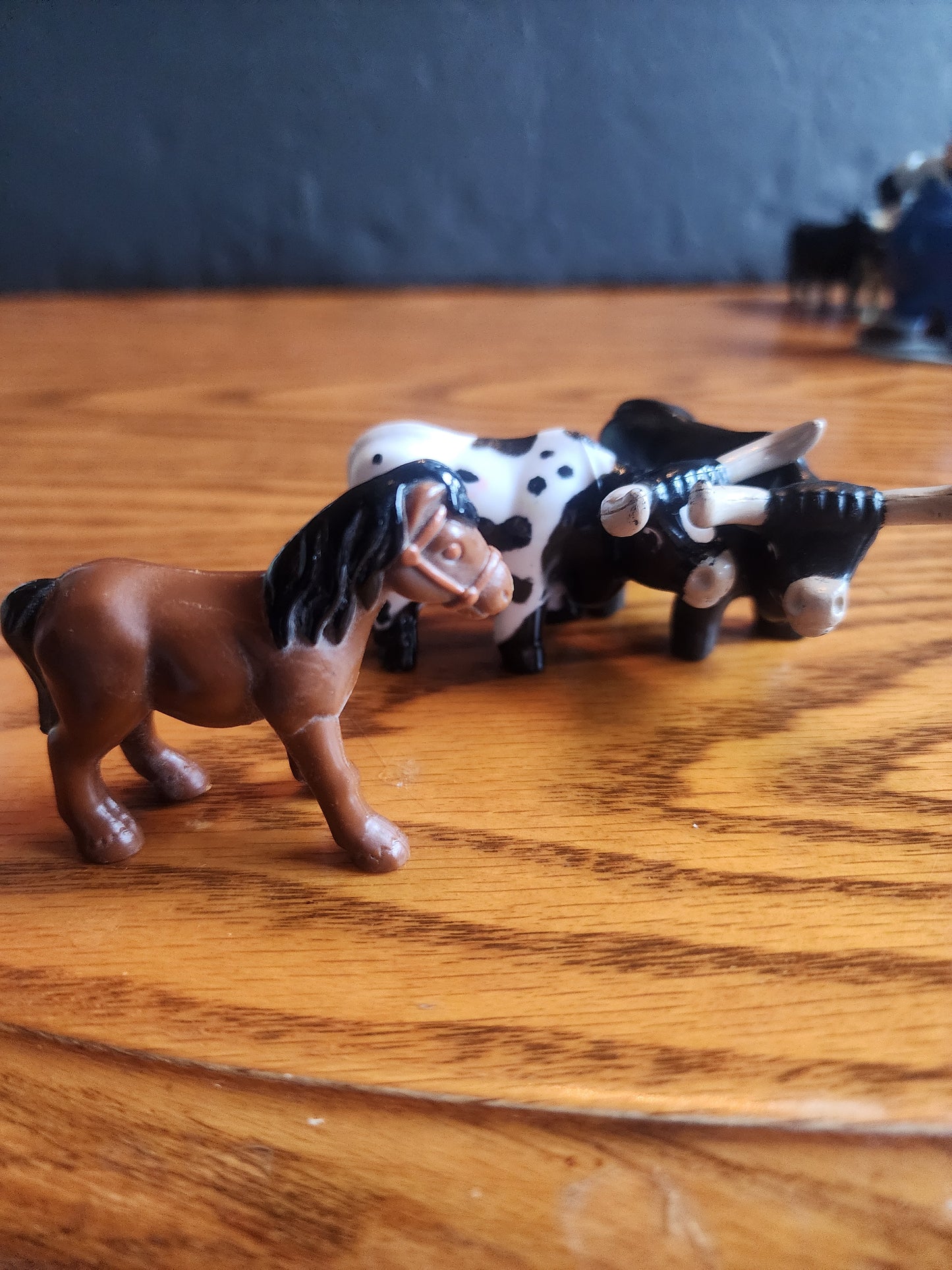 Vintage Lincoln Logs Hard Plastic Animal Lot - Brown Horse & 2 Longhorn Steers