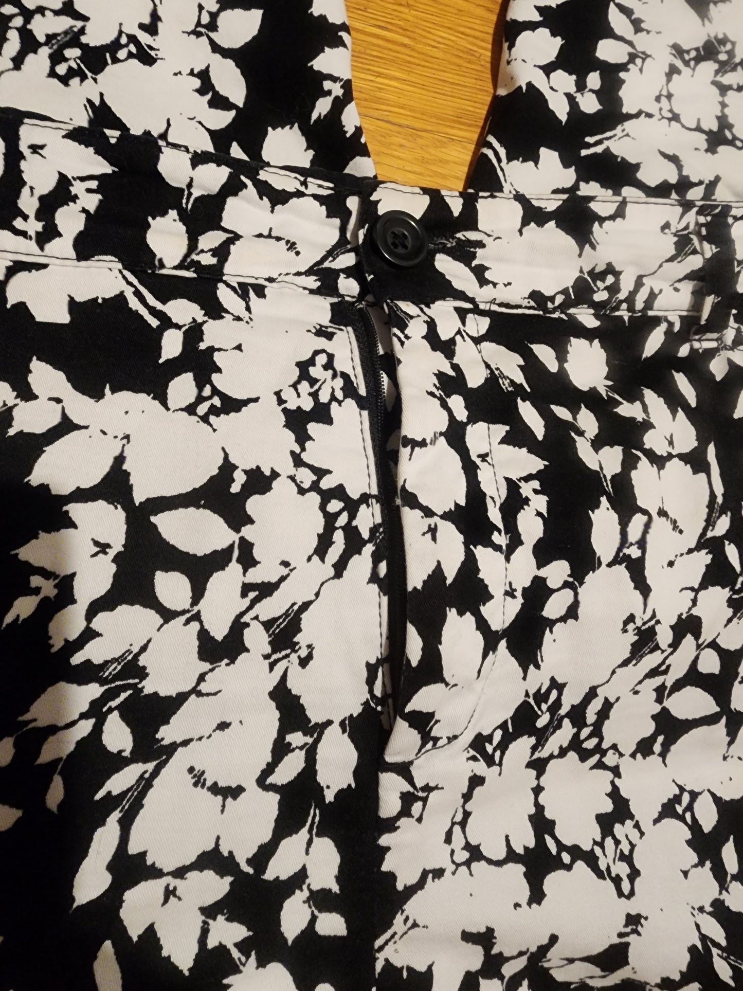 Croft & Barrow black and white floral Capris size 18