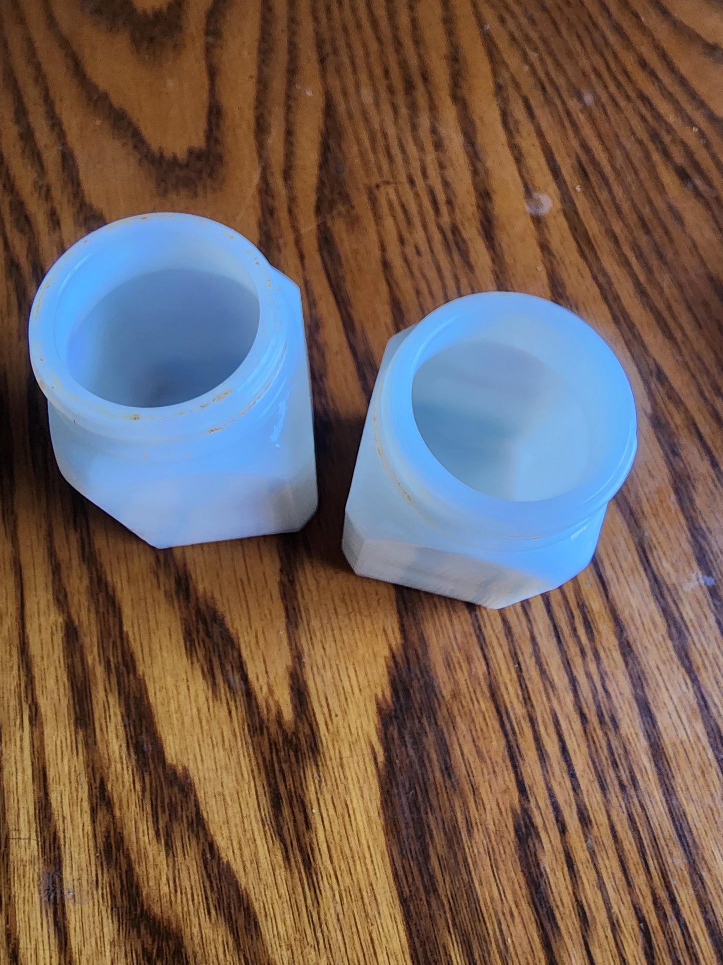 Vintage Patriotic Milk Glass Shakers – McKee/Tipp City
This is a charming pair of vintage milk glass salt and pepper shakers