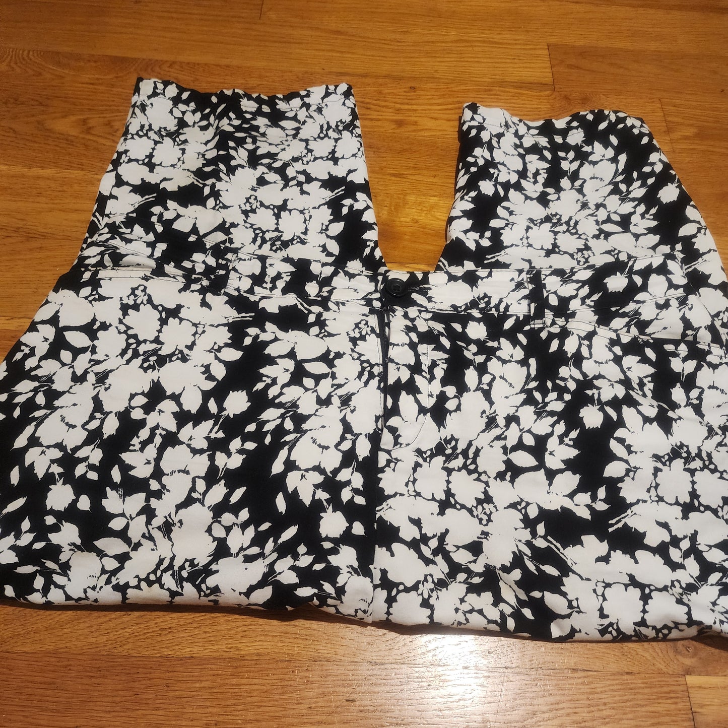 Croft & Barrow black and white floral Capris size 18