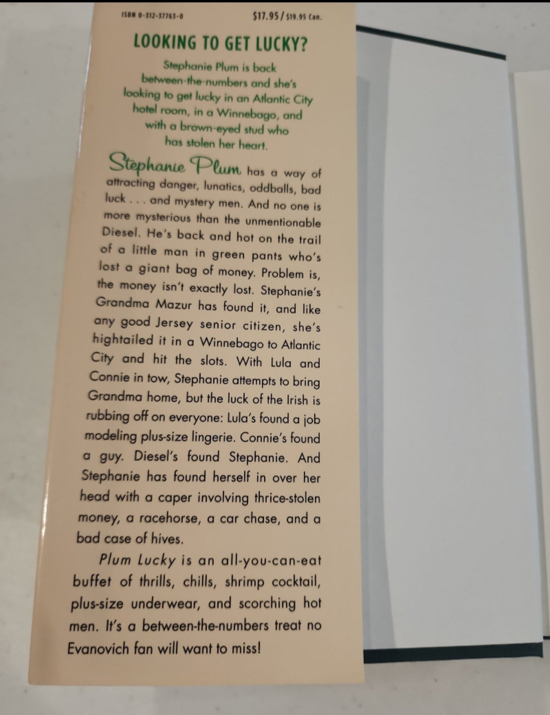 Plum Lucky (Stephanie Plum: Between the Numbers) Janet Evanovich  HB Book