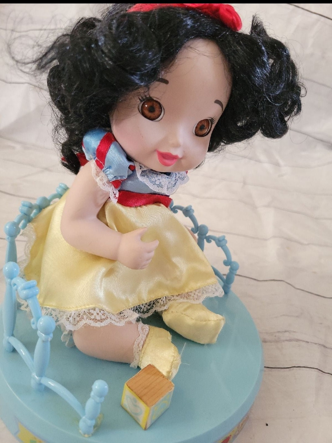 2006 DISNEY PRINCESS ROYAL NURSERY Porcelain Doll BABY Snow White