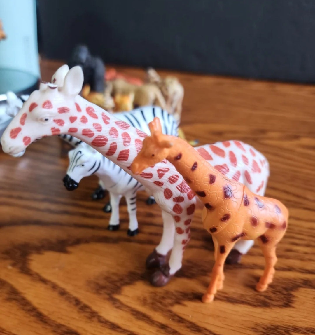 Lot of  16 Jungle Animals figures Cheetahs Leopards Zebras Gorillas Giraffes, et