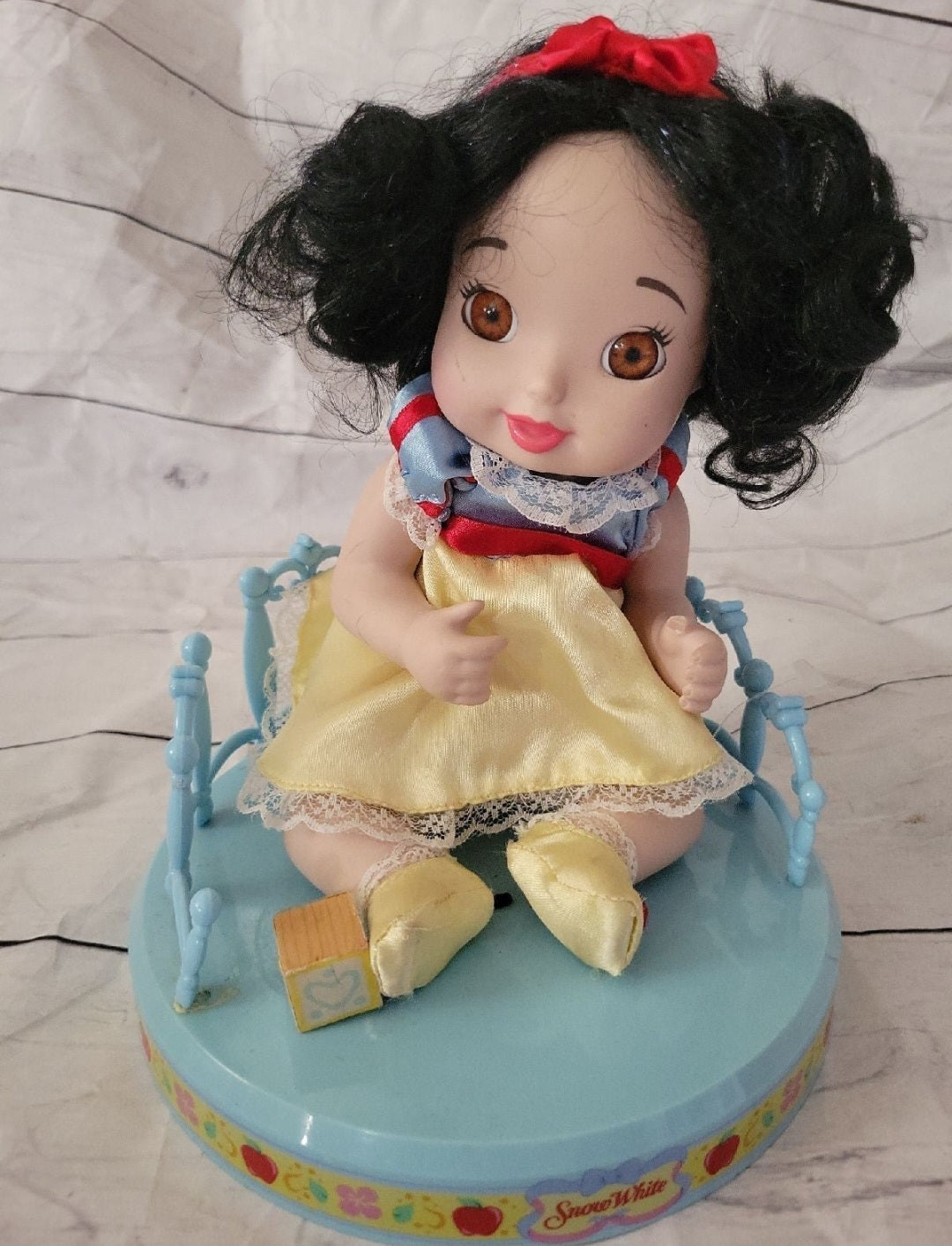 2006 DISNEY PRINCESS ROYAL NURSERY Porcelain Doll BABY Snow White