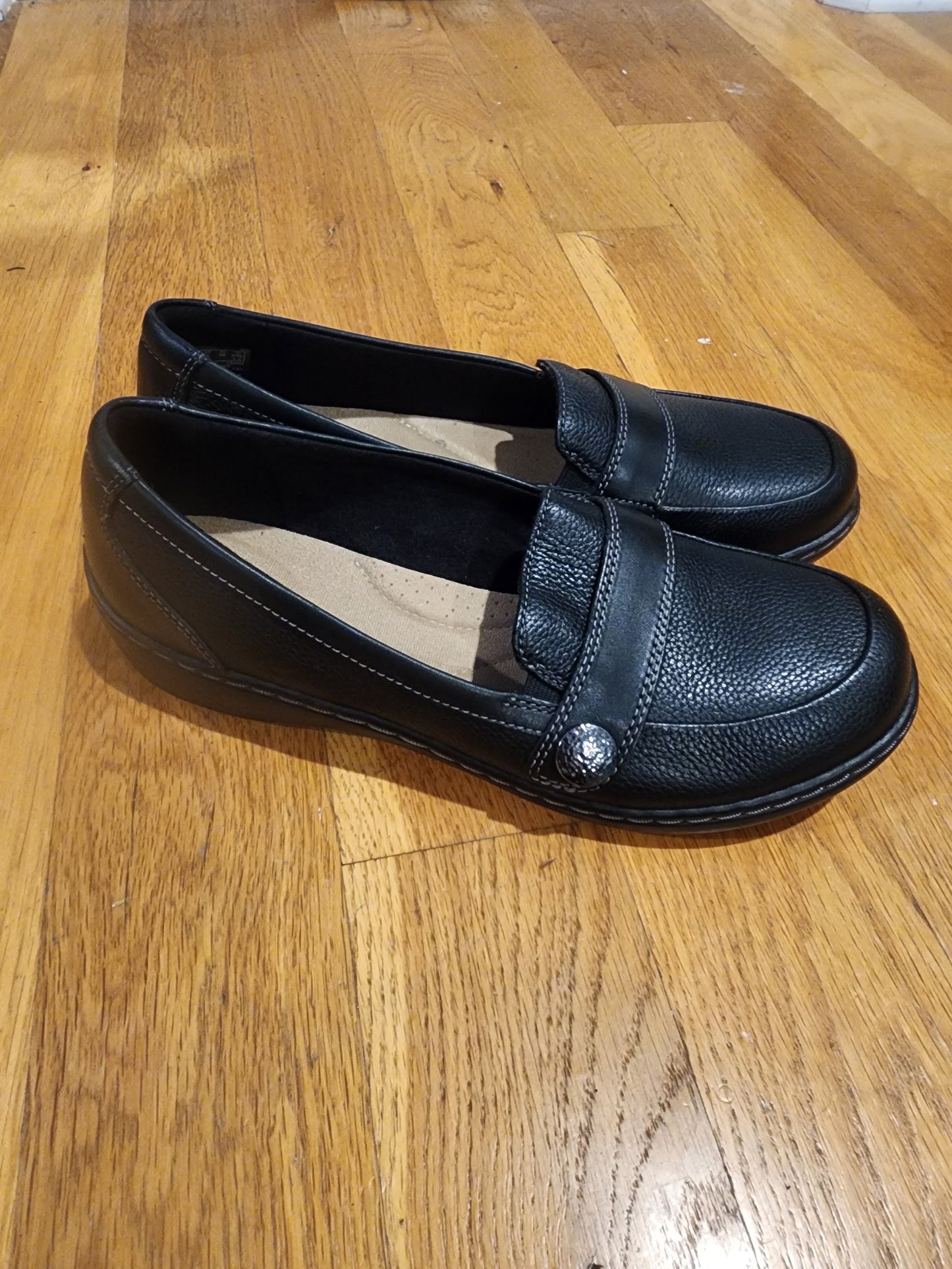 Clarks Women's Cora Daisy Loafer Black Tumbled Leather 8