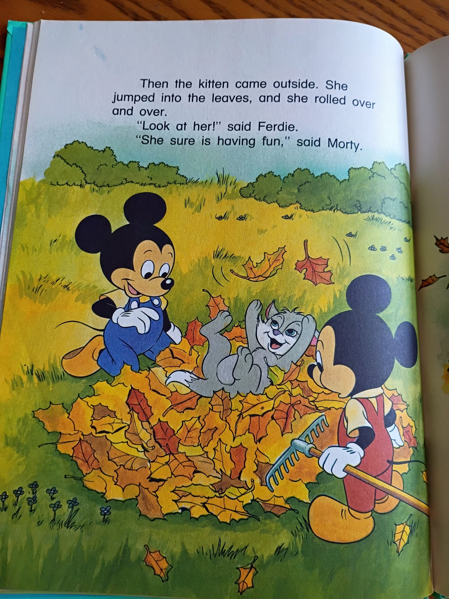 Walt Disney Mickey's Fun to Read Library Volume 7 Mickey Finds a Kitten Book 1986.