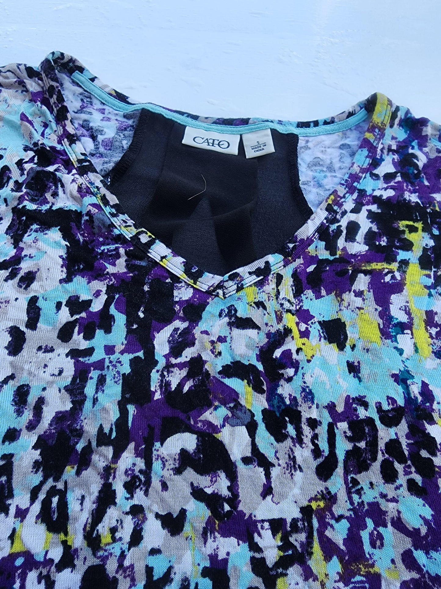 Cato Abstract Print v-neck Top - Women's Size Small - Excellent Condition!
