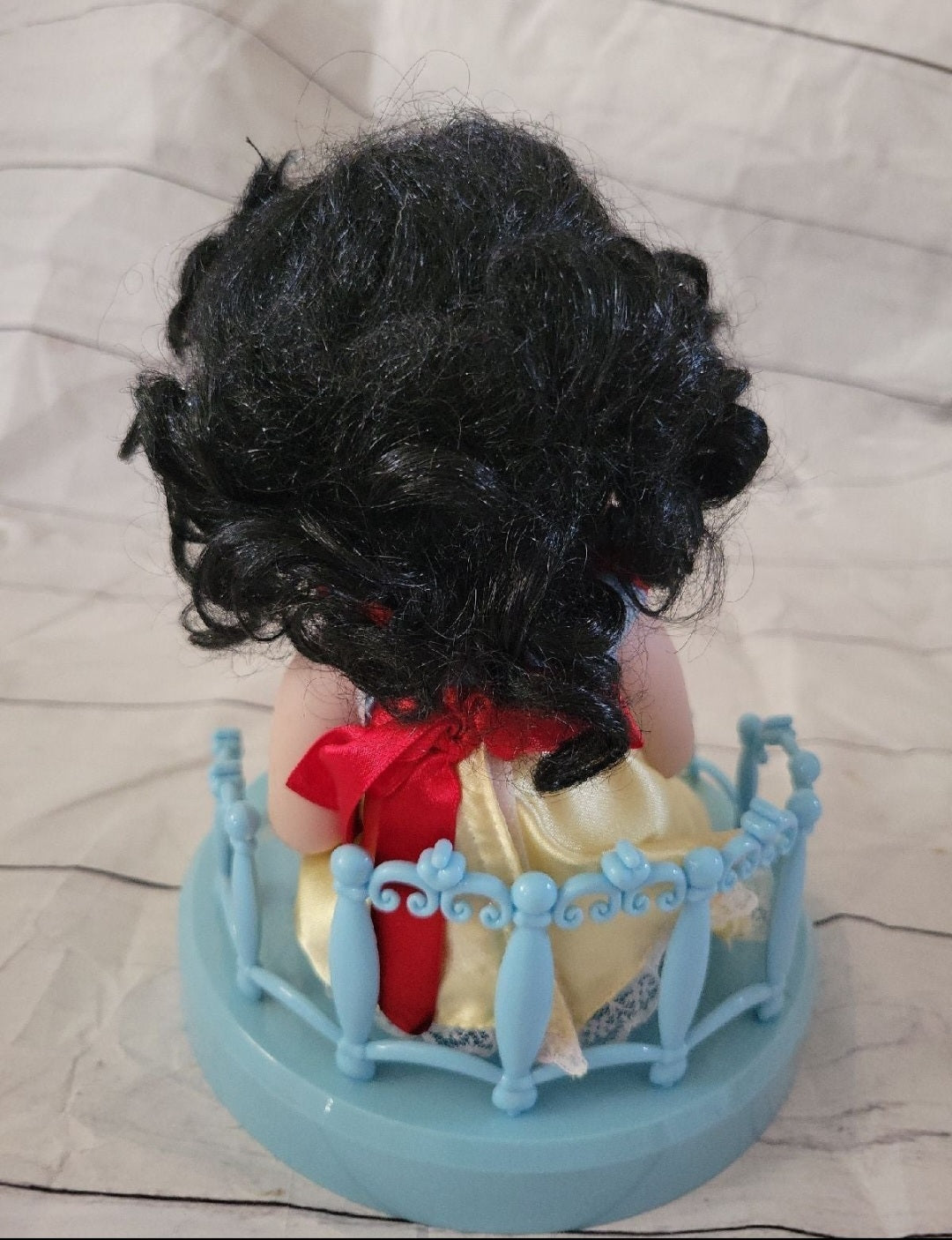 2006 DISNEY PRINCESS ROYAL NURSERY Porcelain Doll BABY Snow White