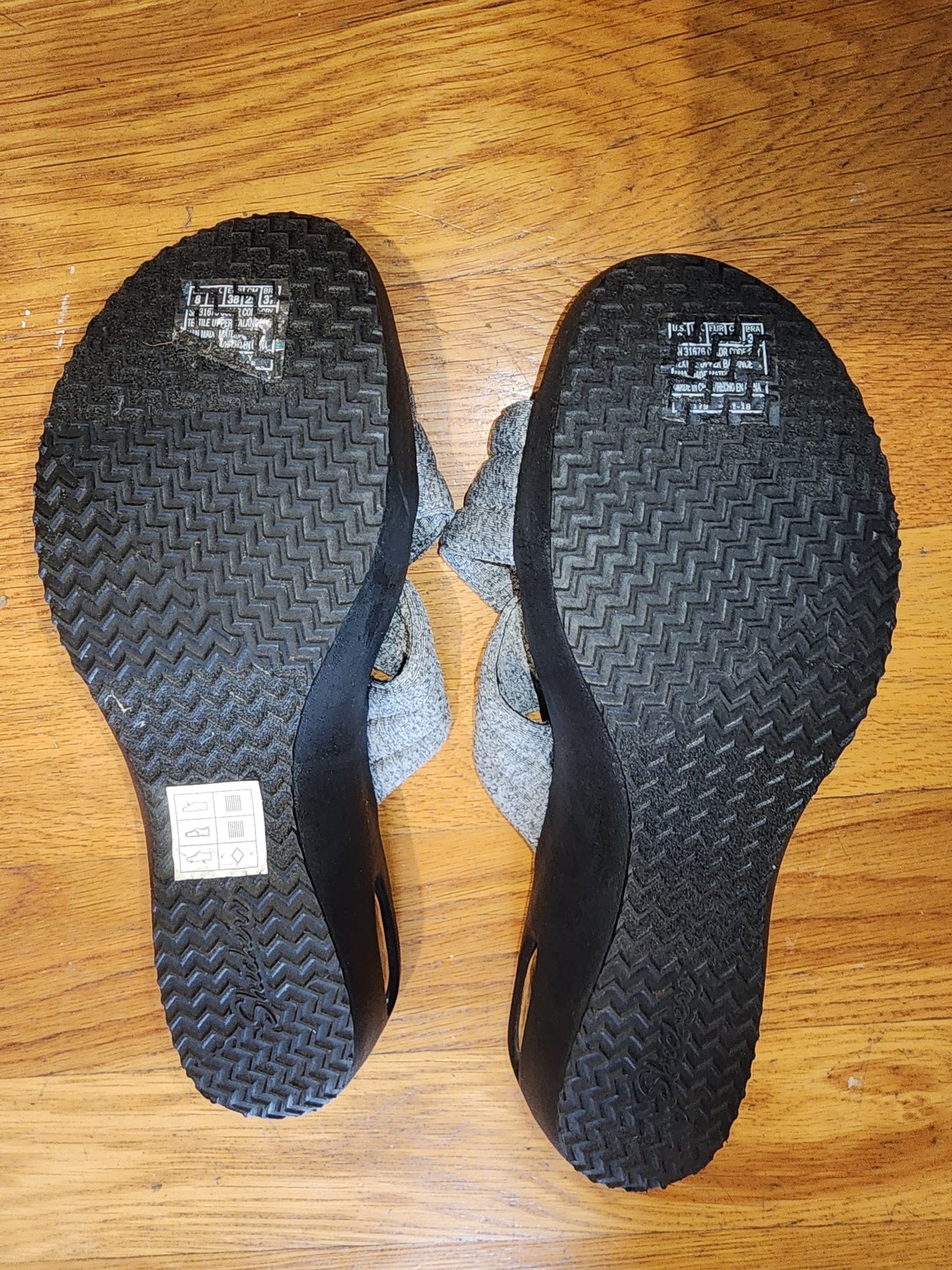 Skechers Women Sandals with Luxe Foam size 8