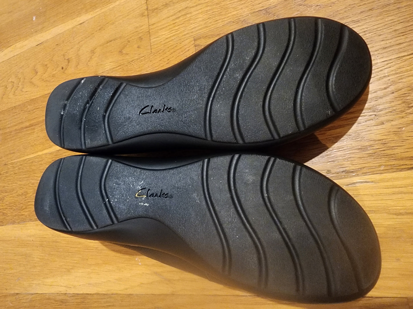 Clarks Women's Cora Daisy Loafer Black Tumbled Leather 8