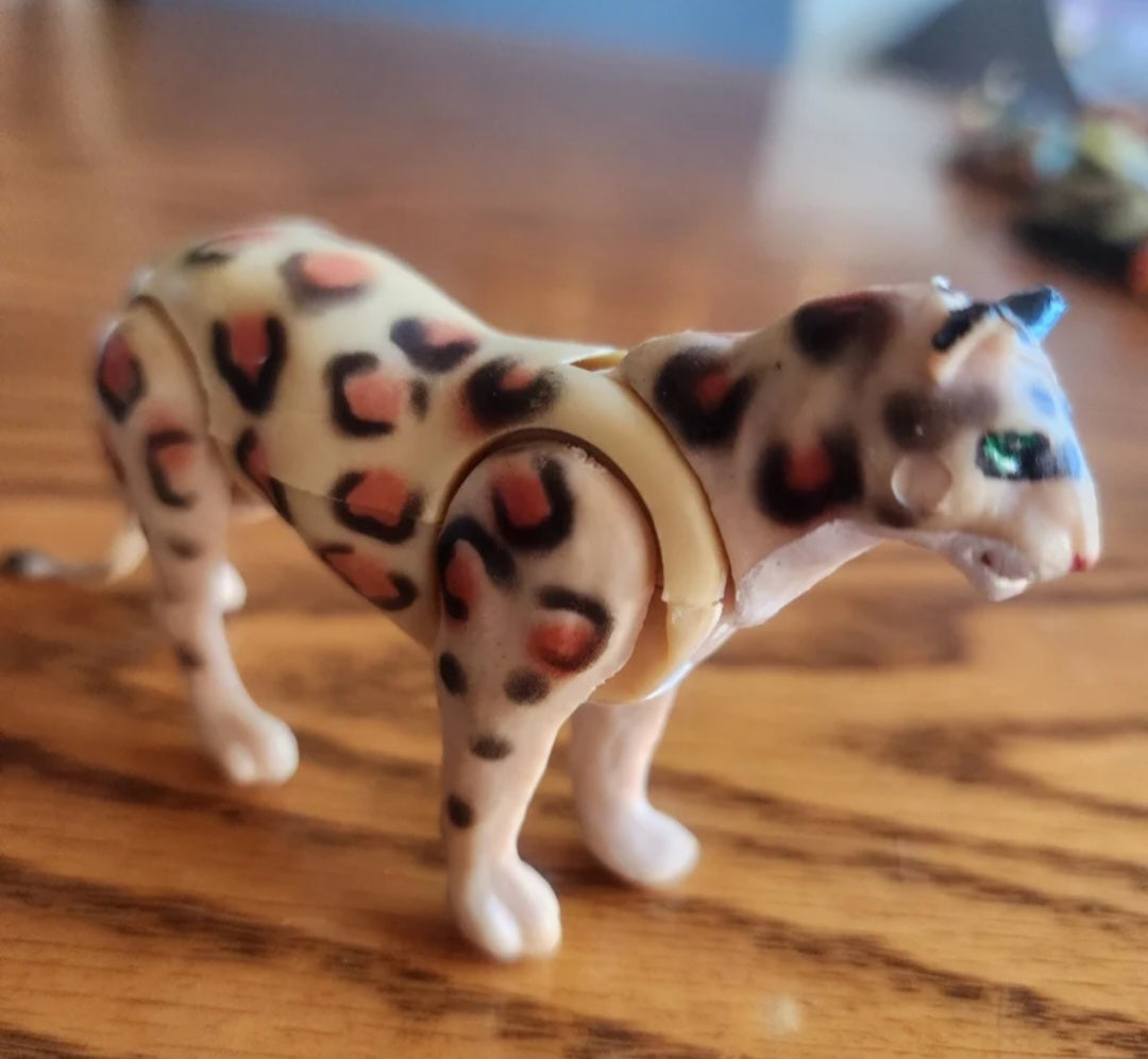 Lot of  16 Jungle Animals figures Cheetahs Leopards Zebras Gorillas Giraffes, et