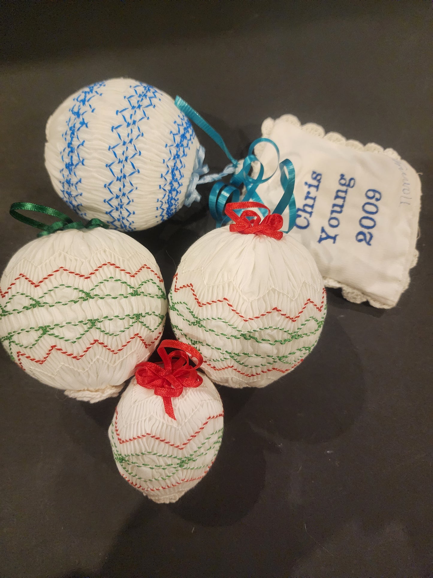 CHRIS YOUNG COUNTRY MUSIC STAR MEMORABILIA: 4 HANDMADE SMOCKED
CHRISTMAS ORNAMENTS + 2009 SIGNED PIECE - MADE BY HIS NANNY!