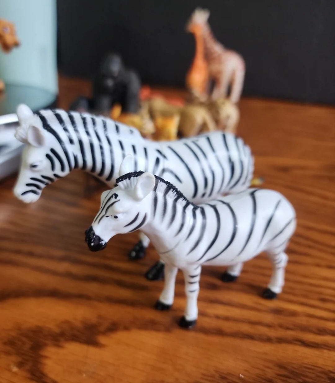 Lot of  16 Jungle Animals figures Cheetahs Leopards Zebras Gorillas Giraffes, et