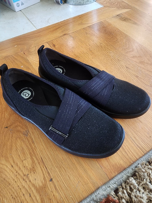 Women's Niche III Black slip-on from LifeStride. Size 8