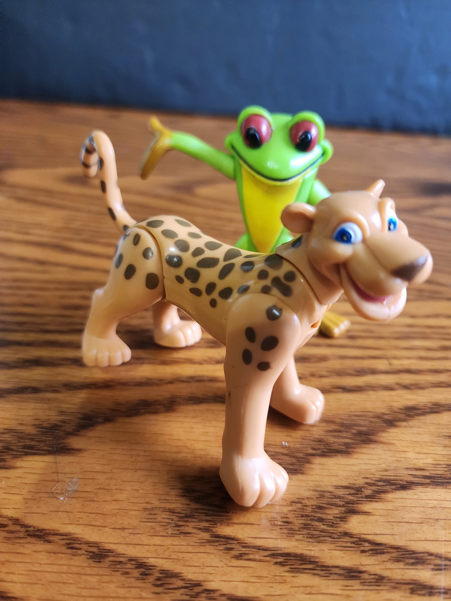 Rainforest Cafe Cha! Cha! The Red-Eyed Tree Frog &  Maya the Jaguar figures
