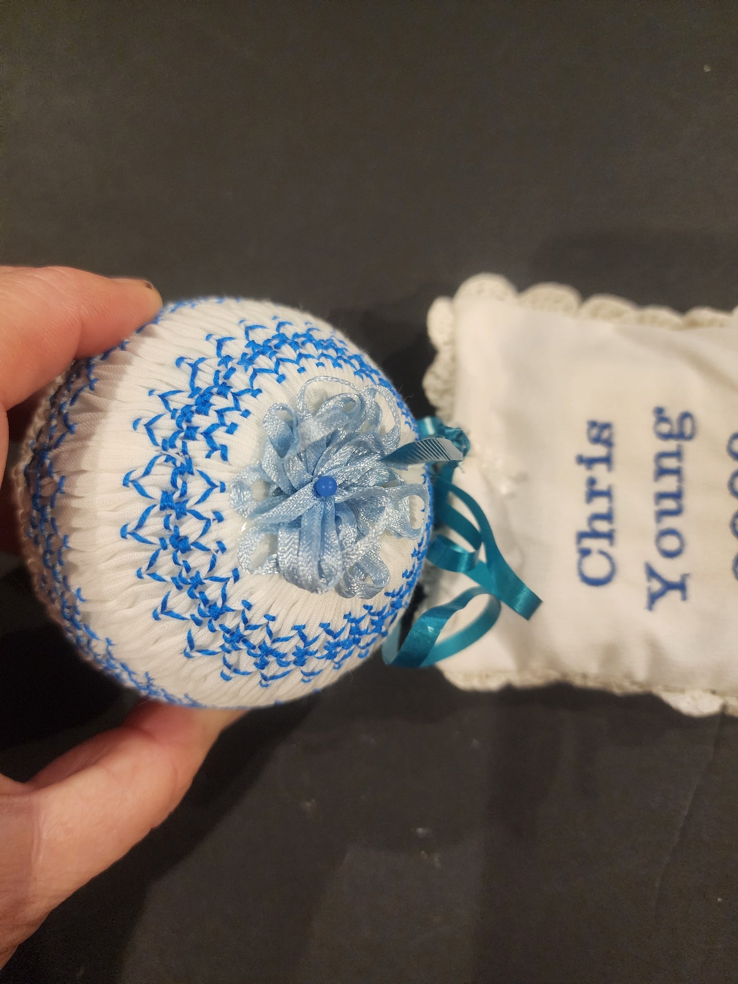 CHRIS YOUNG COUNTRY MUSIC STAR MEMORABILIA: 4 HANDMADE SMOCKED
CHRISTMAS ORNAMENTS + 2009 SIGNED PIECE - MADE BY HIS NANNY!