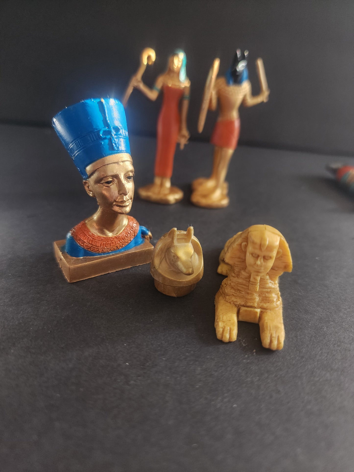 Ancient Egyptian Miniature Figurines Set, 7 Pieces with Pyramids, Educational History Toys for Kids.