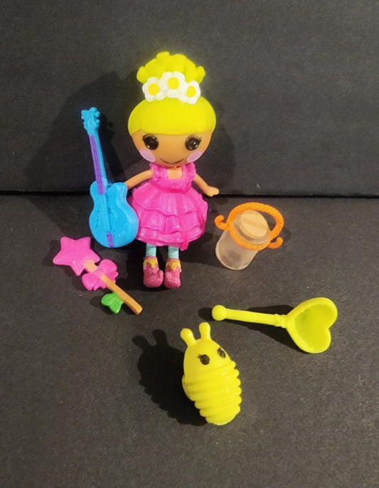 Lalaloopsy mini doll Pix E. Flutters comes with her adorable little bee and accessories 6 piece set