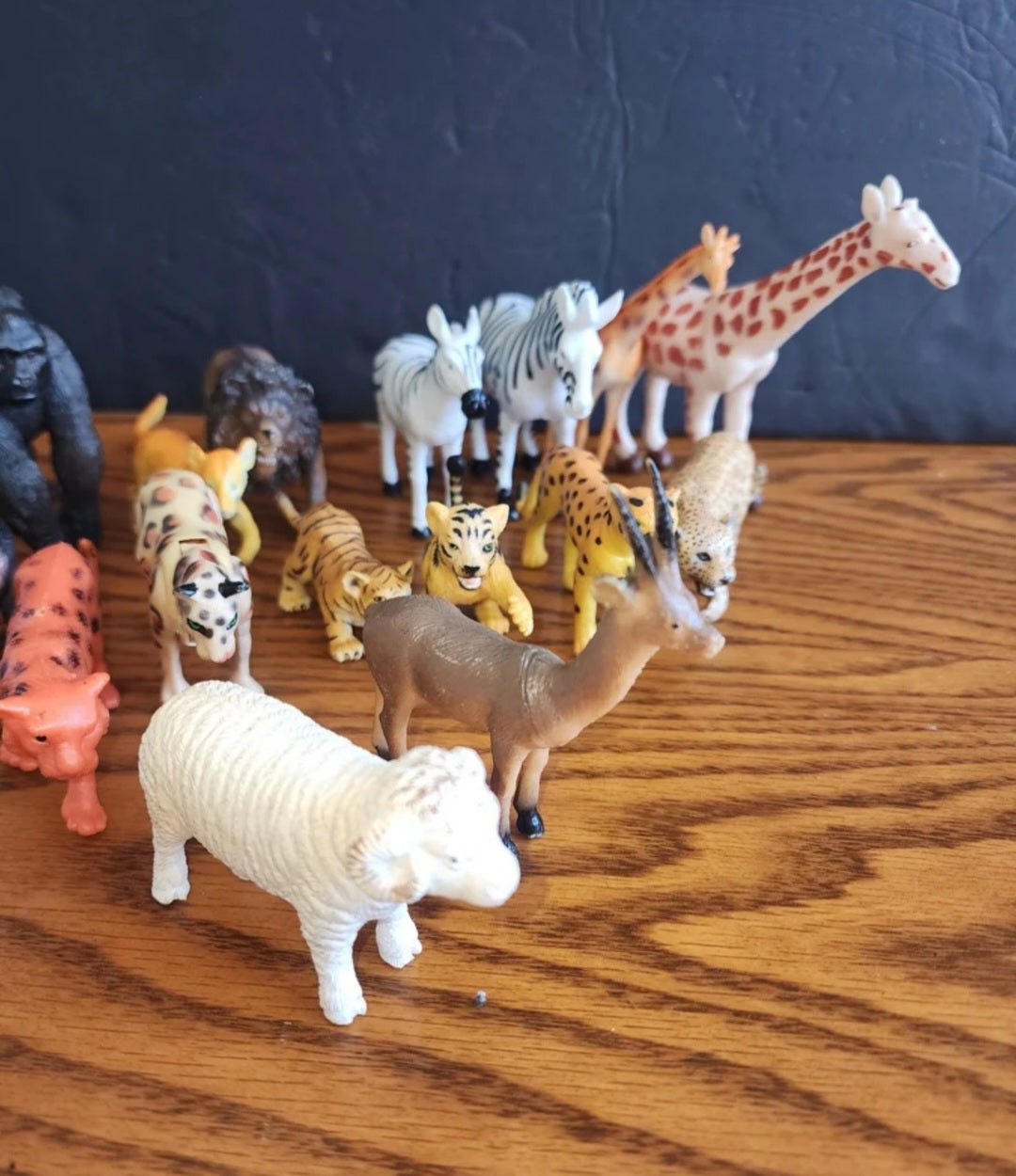 Lot of  16 Jungle Animals figures Cheetahs Leopards Zebras Gorillas Giraffes, et