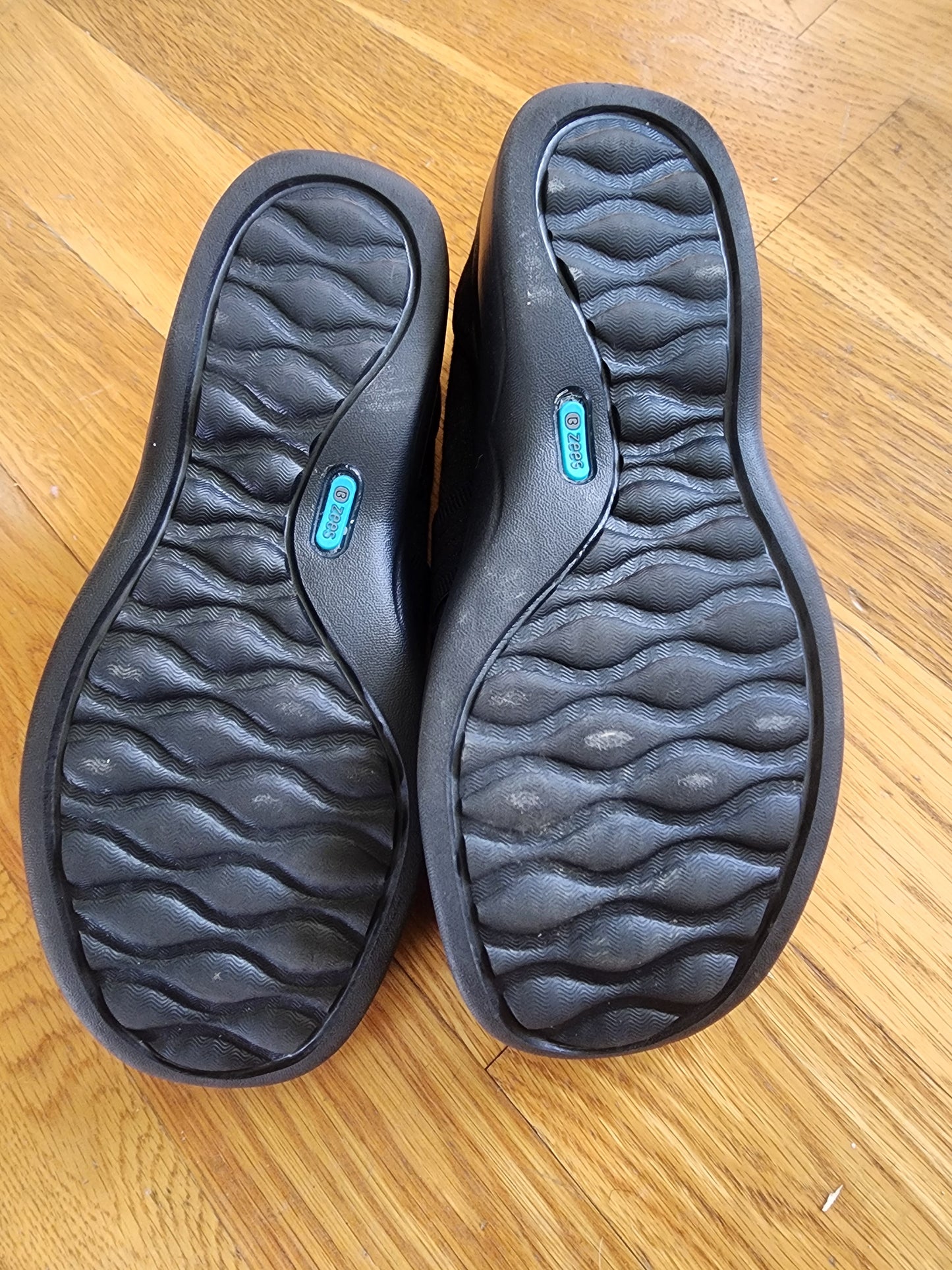 Women's Niche III Black slip-on from LifeStride. Size 8