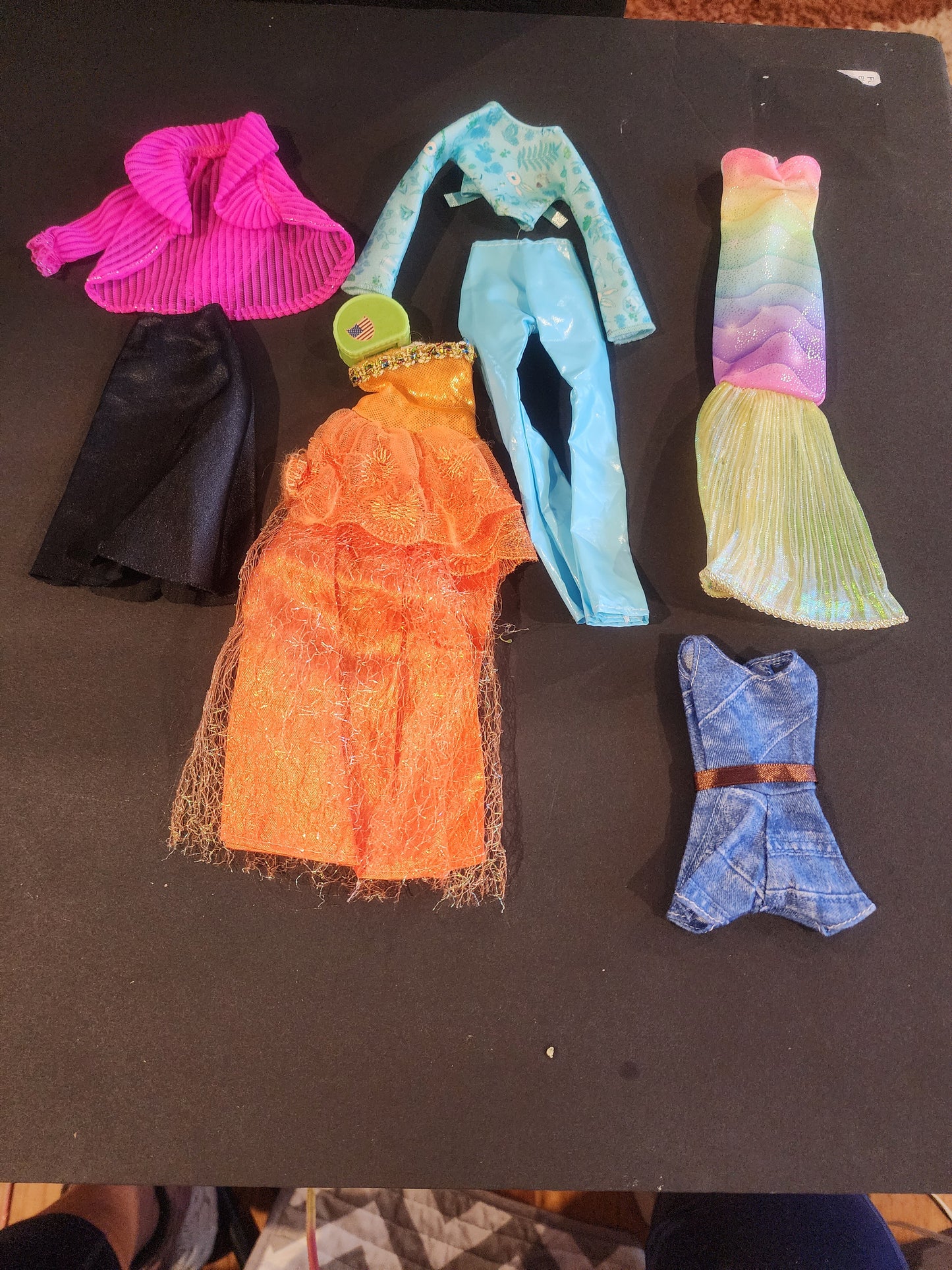 5 Barbie Doll Outfits & American Flag Suitcase Luggage Set