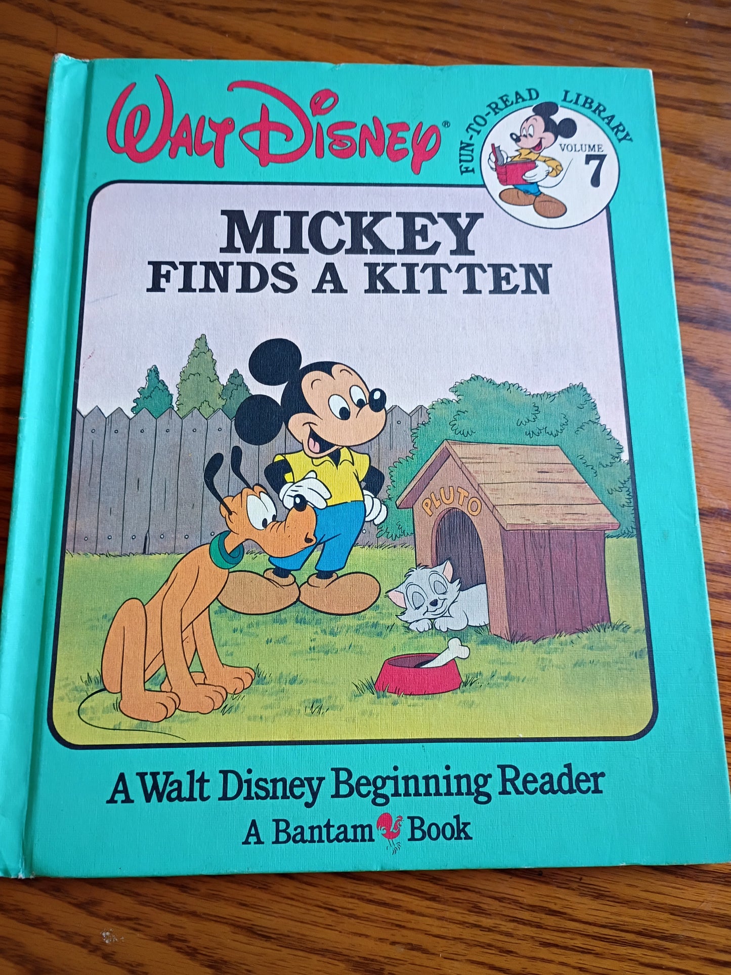 Walt Disney Mickey's Fun to Read Library Volume 7 Mickey Finds a Kitten Book 1986.