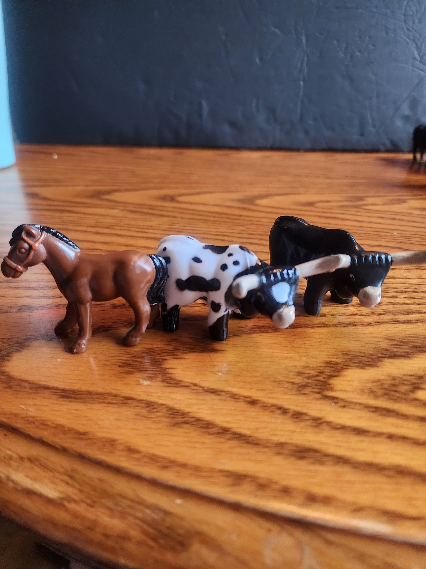 Vintage Lincoln Logs Hard Plastic Animal Lot - Brown Horse & 2 Longhorn Steers